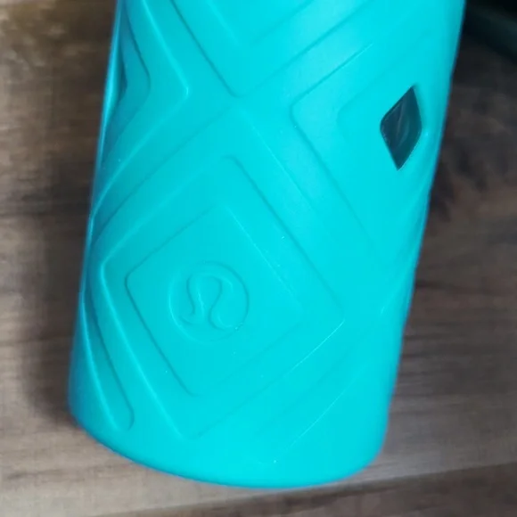 Lululemon - 2 Small Reusable Tote Gift Bags and Glass Water Bottle With Silicone - Picture 6 of 15
